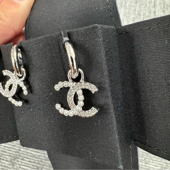 CHANEL CC LOGO EARRINGS PEARL AND CRYSTAL - Picture 8 of 10